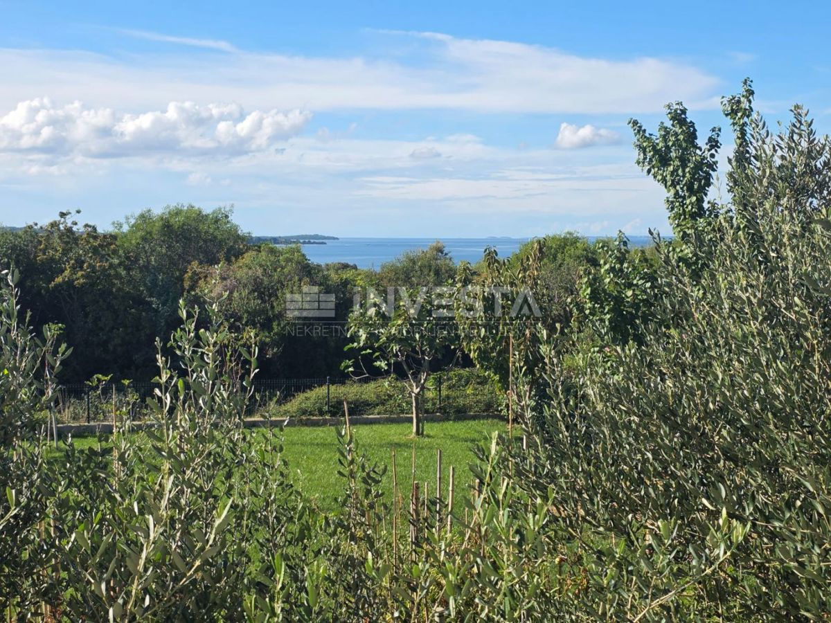 Stanovanje v pritličju manjše stavbe, pogled na morje, 1 km od plaže