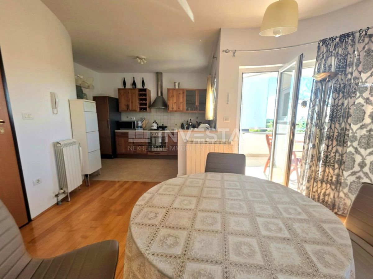 Stanovanje v pritličju manjše stavbe, pogled na morje, 1 km od plaže