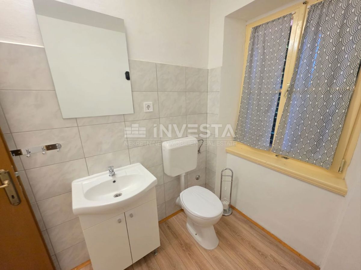 Adaptirana vrstna hiša s 3 spalnicami in dvoriščem