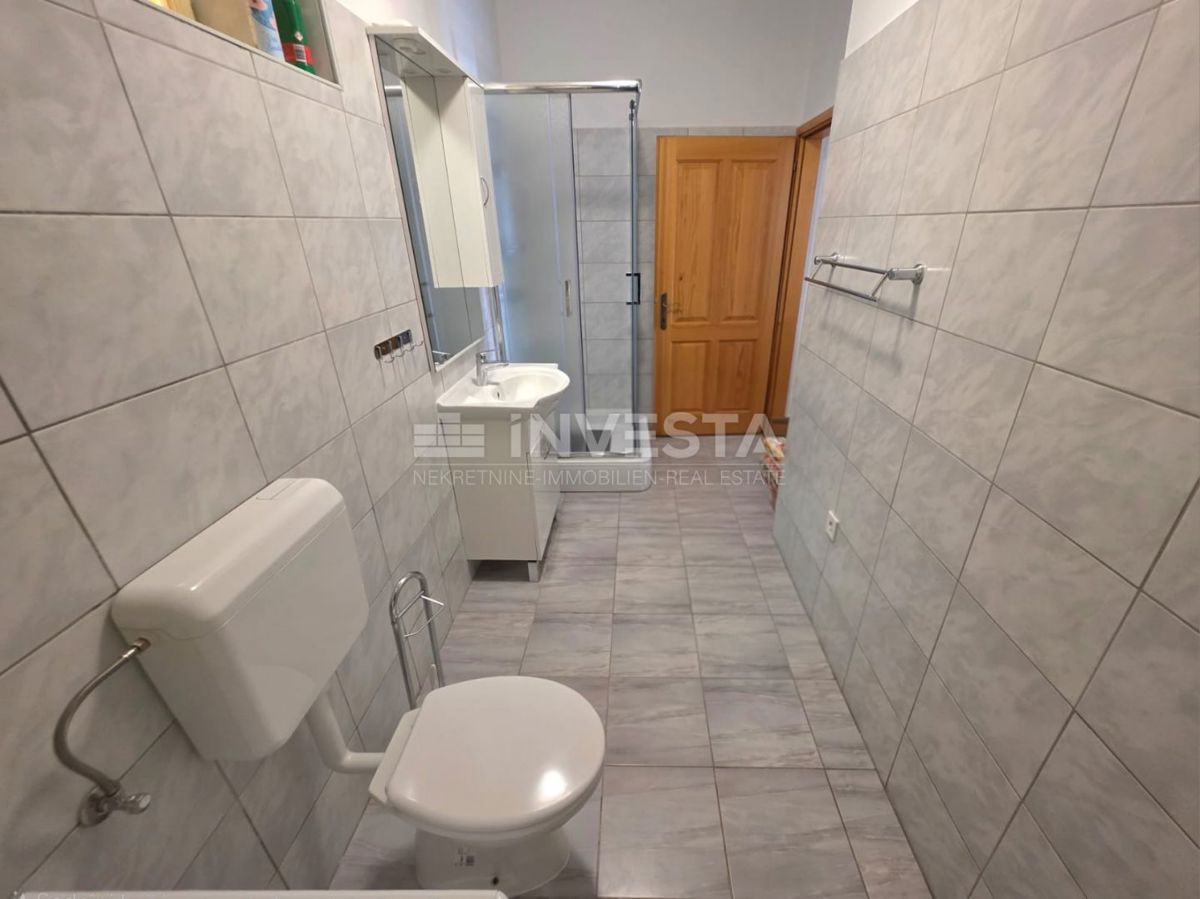 Adaptirana vrstna hiša s 3 spalnicami in dvoriščem