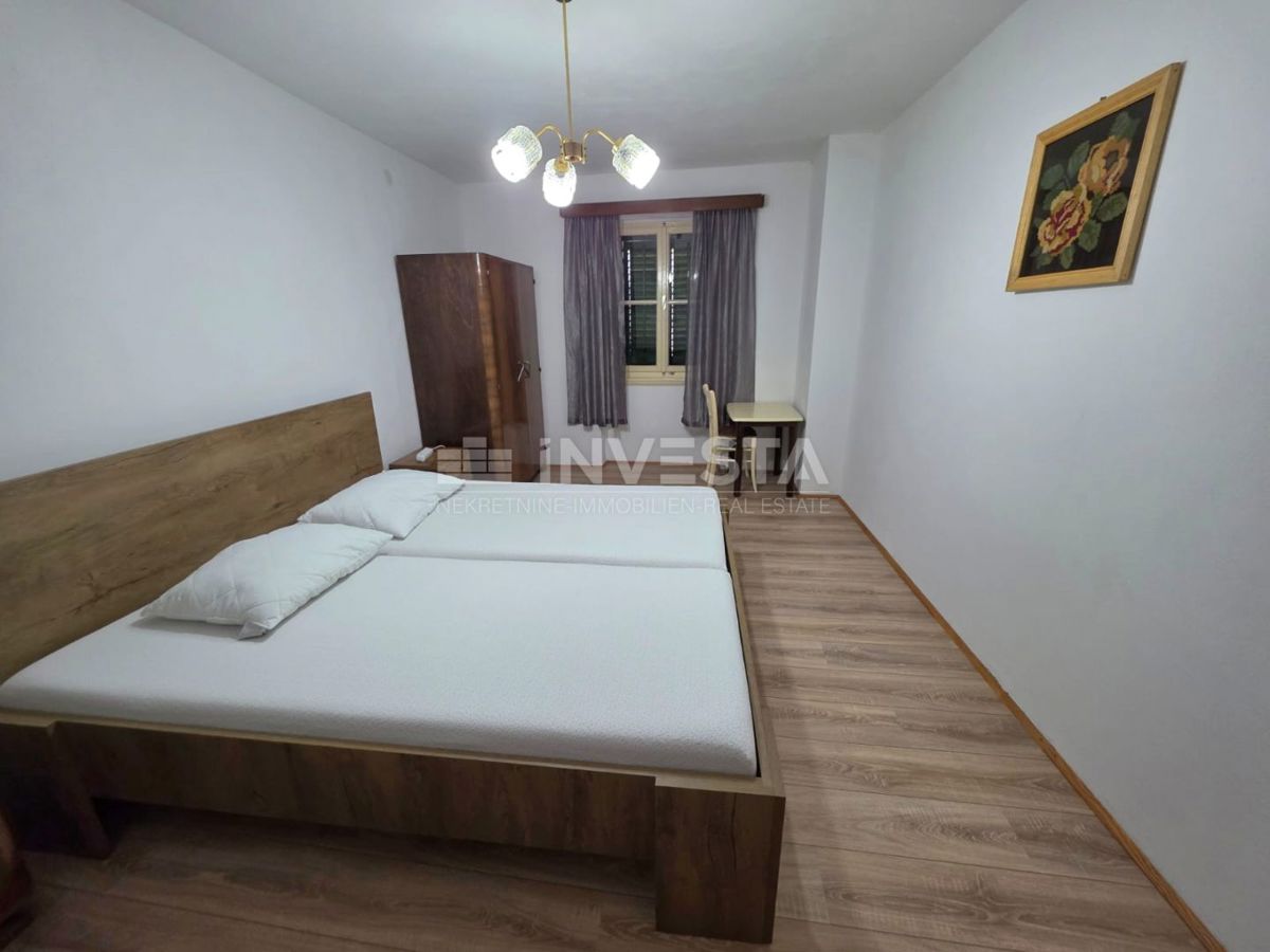 Adaptirana vrstna hiša s 3 spalnicami in dvoriščem