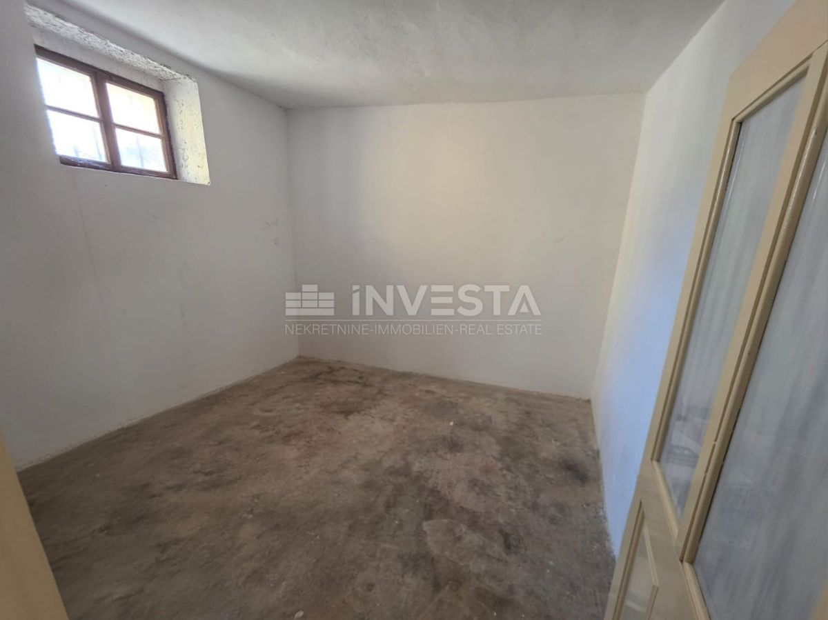 Adaptirana vrstna hiša s 3 spalnicami in dvoriščem