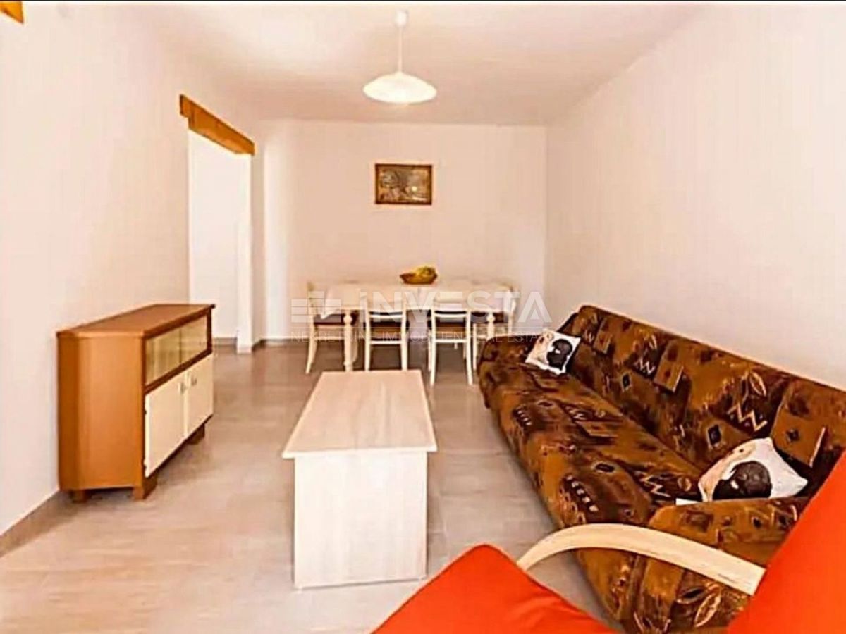 Adaptirana vrstna hiša s 3 spalnicami in dvoriščem