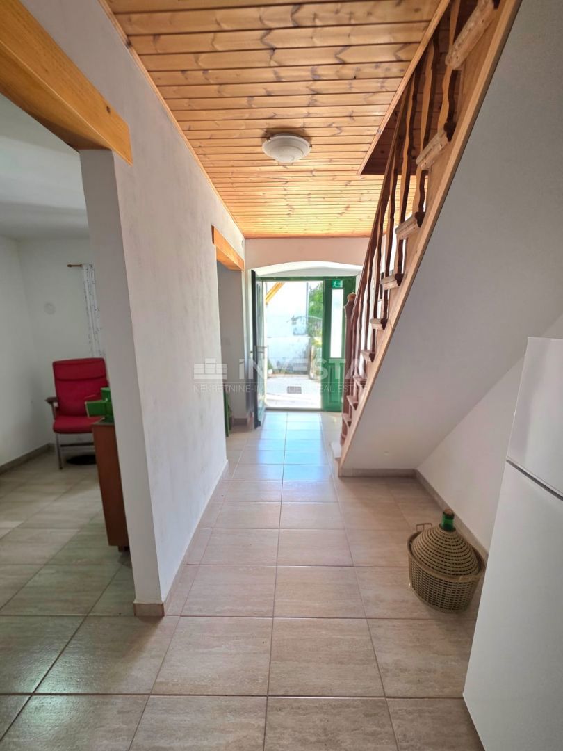 Adaptirana vrstna hiša s 3 spalnicami in dvoriščem