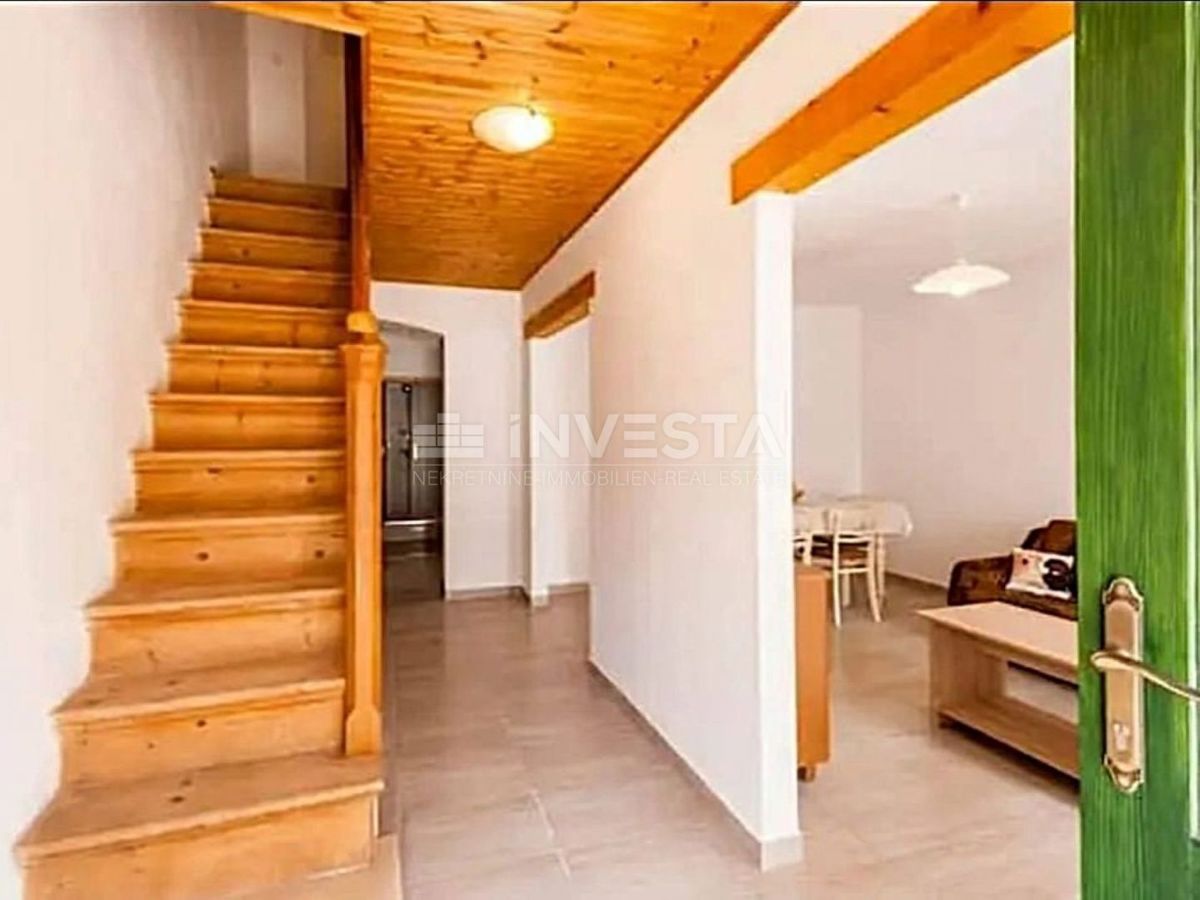 Adaptirana vrstna hiša s 3 spalnicami in dvoriščem