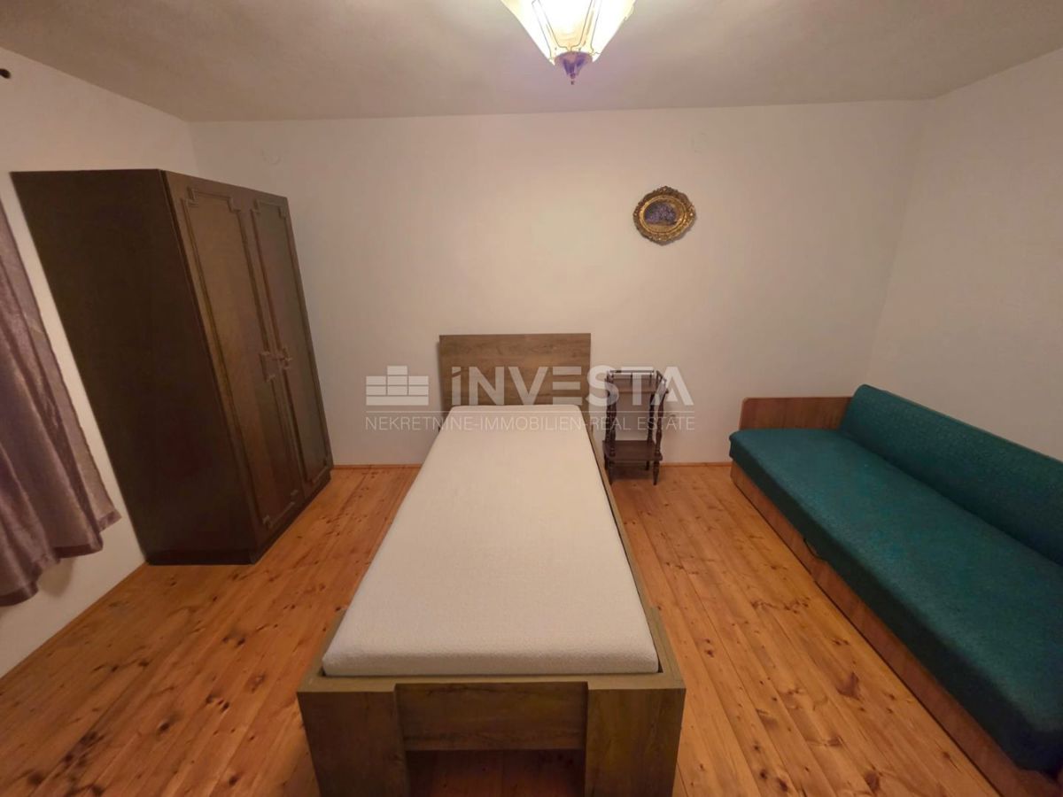 Adaptirana vrstna hiša s 3 spalnicami in dvoriščem