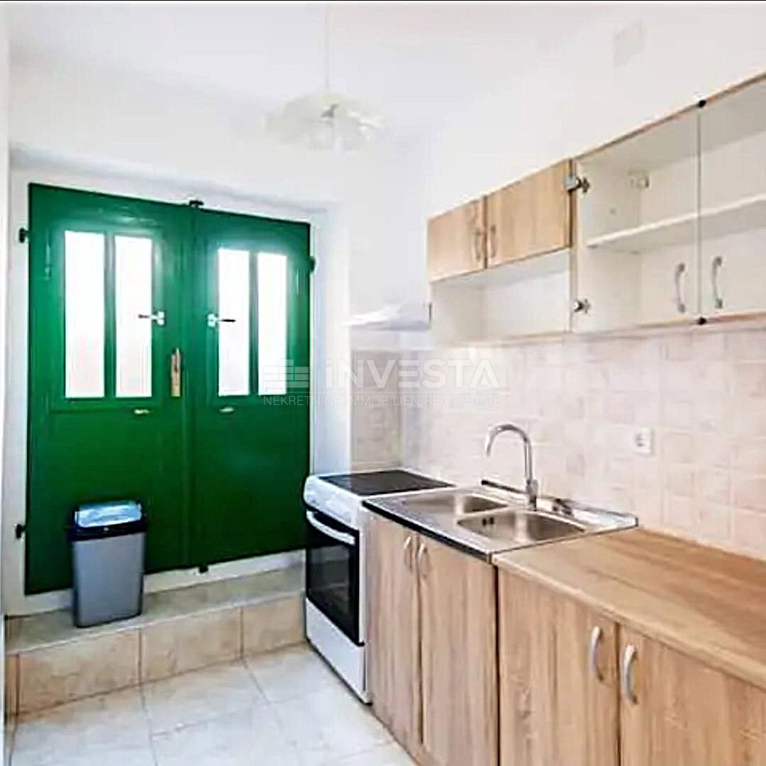 Adaptirana vrstna hiša s 3 spalnicami in dvoriščem