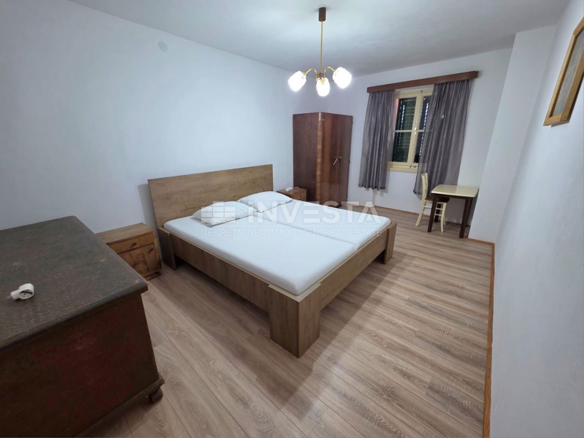 Adaptirana vrstna hiša s 3 spalnicami in dvoriščem