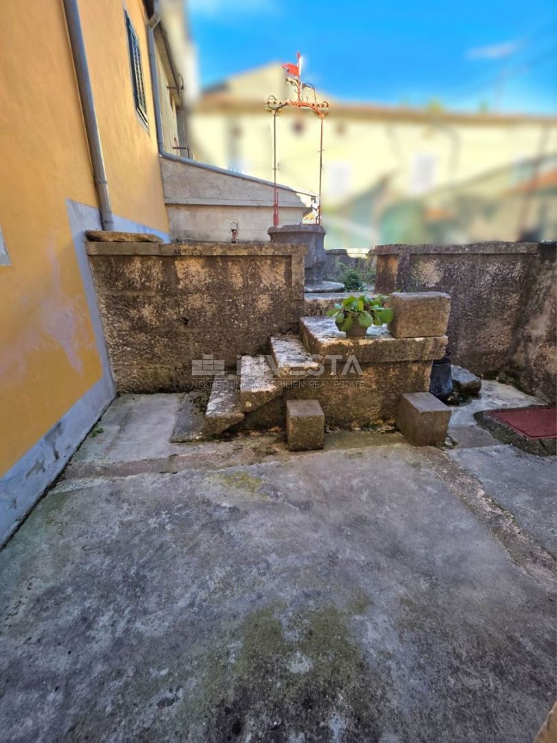 Adaptirana vrstna hiša s 3 spalnicami in dvoriščem