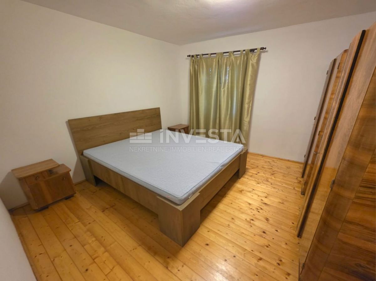 Adaptirana vrstna hiša s 3 spalnicami in dvoriščem