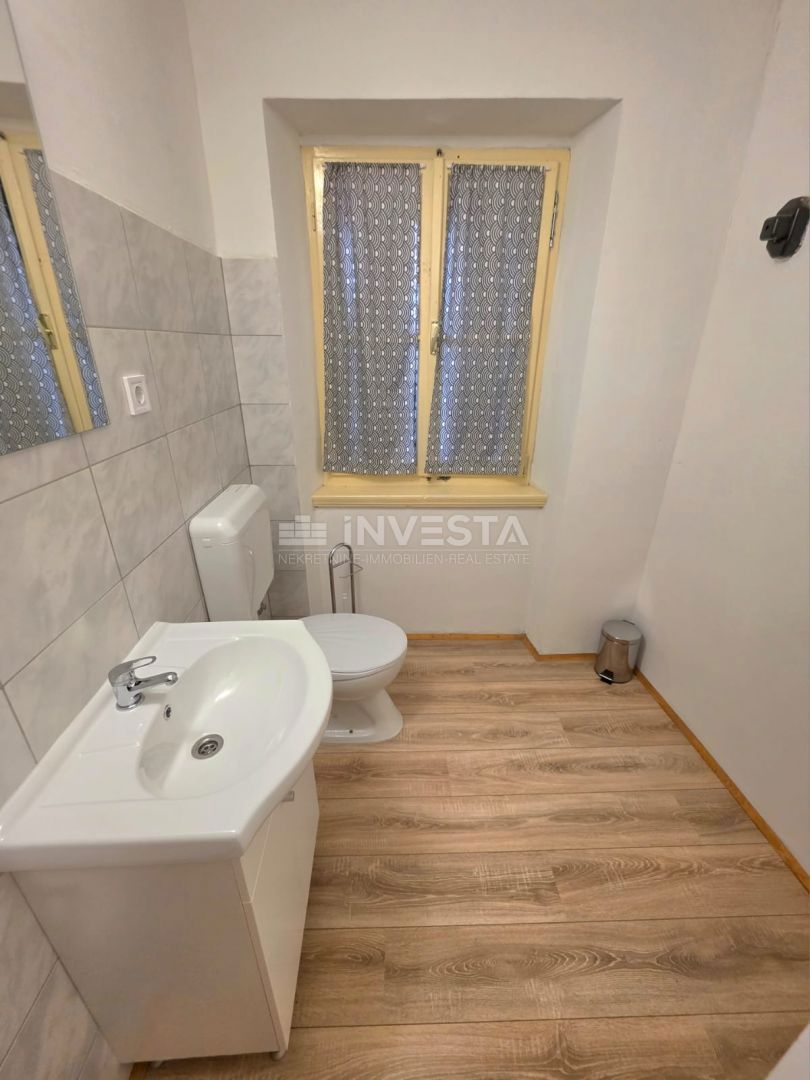 Adaptirana vrstna hiša s 3 spalnicami in dvoriščem