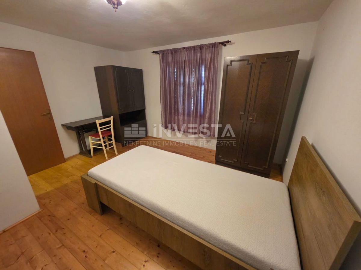 Adaptirana vrstna hiša s 3 spalnicami in dvoriščem