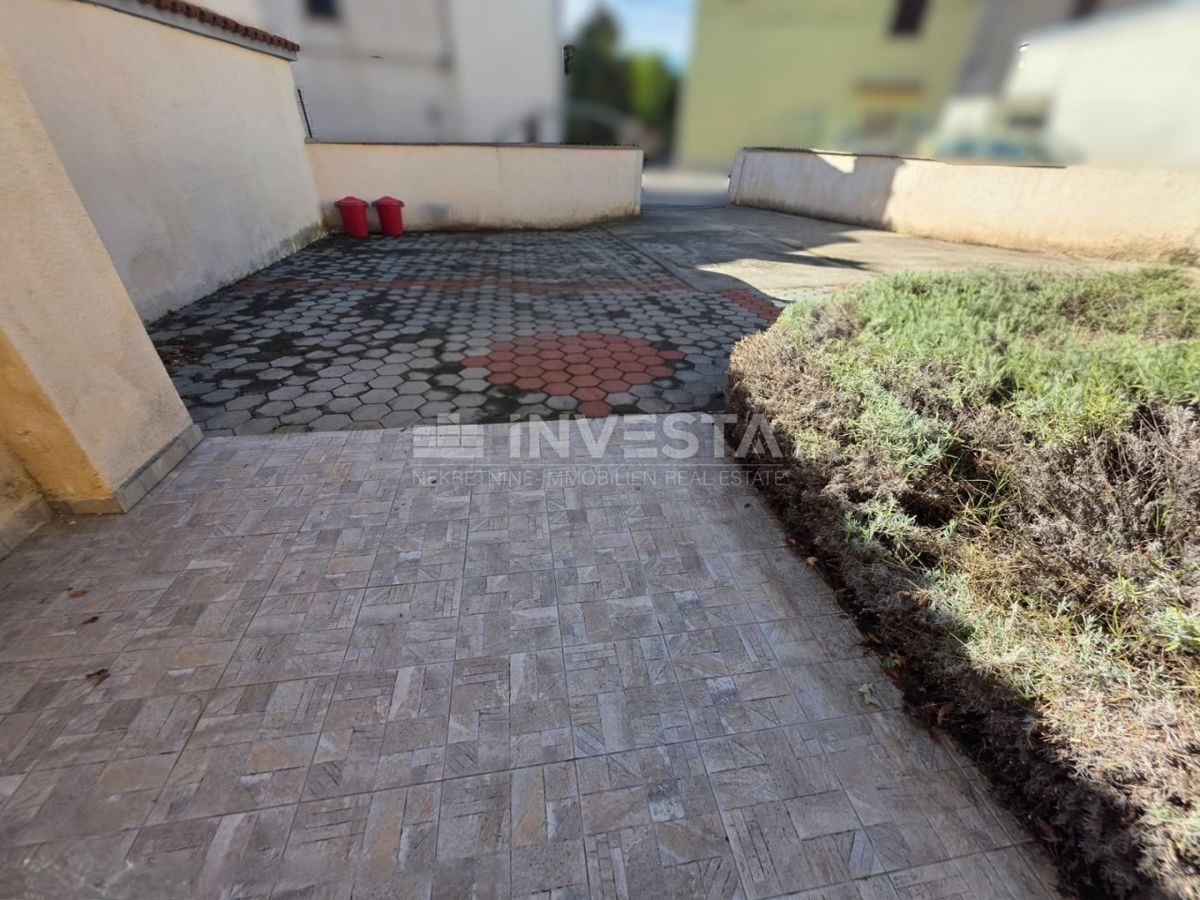 Adaptirana vrstna hiša s 3 spalnicami in dvoriščem