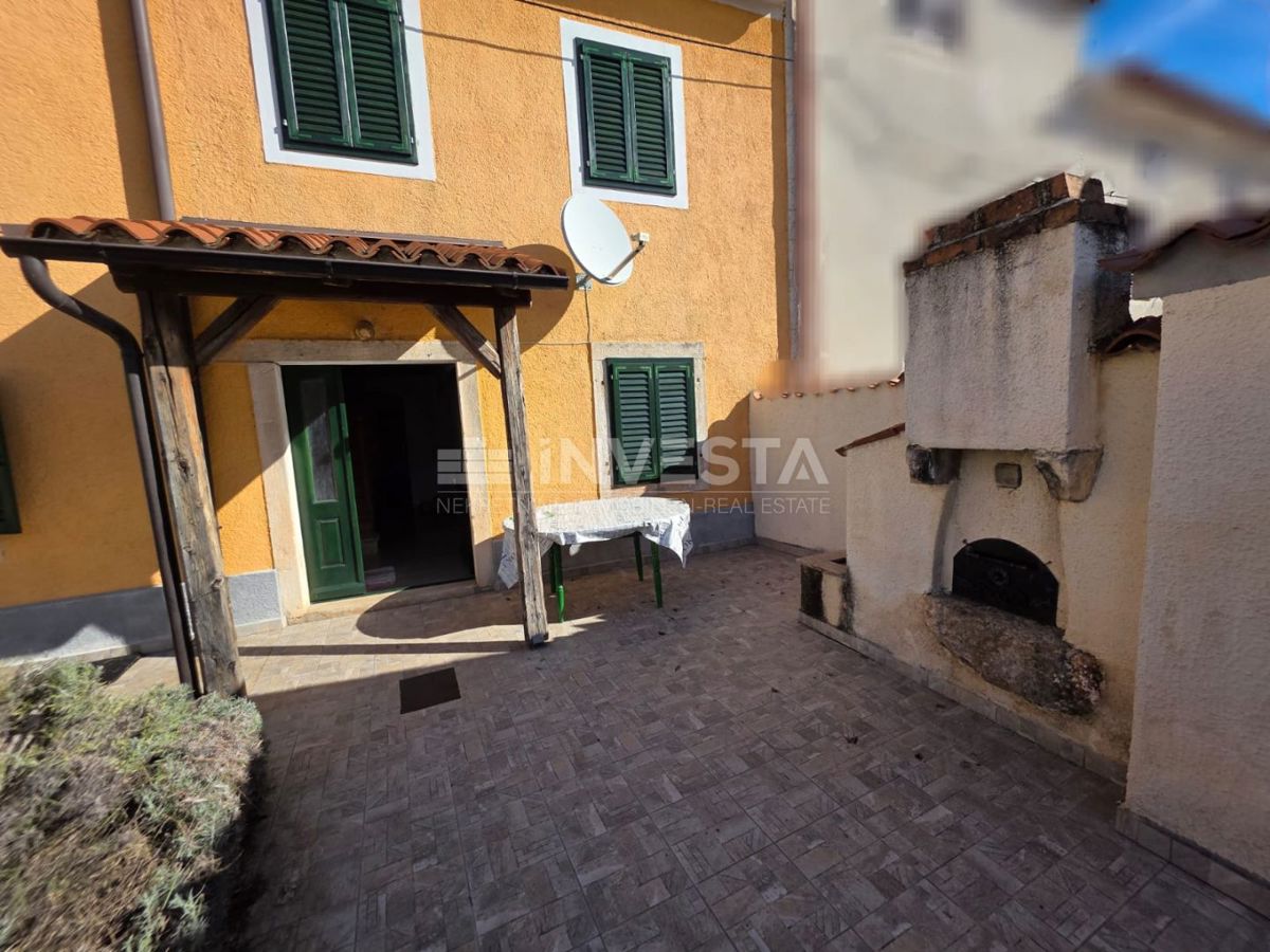 Adaptirana vrstna hiša s 3 spalnicami in dvoriščem