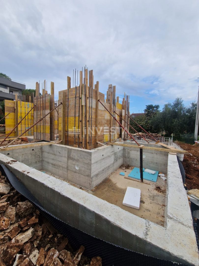 Moderno stanovanje v novogradnji z 2 spalnicama, parkirišče