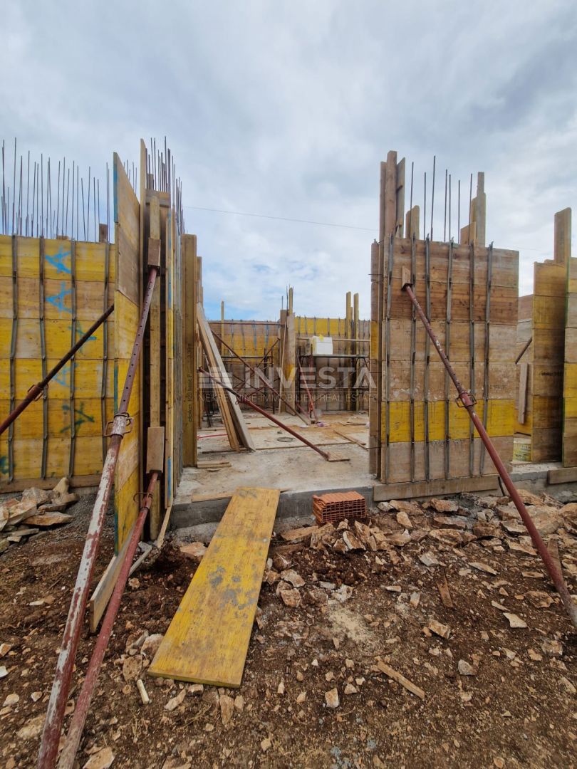 Moderno stanovanje v novogradnji z 2 spalnicama, parkirišče