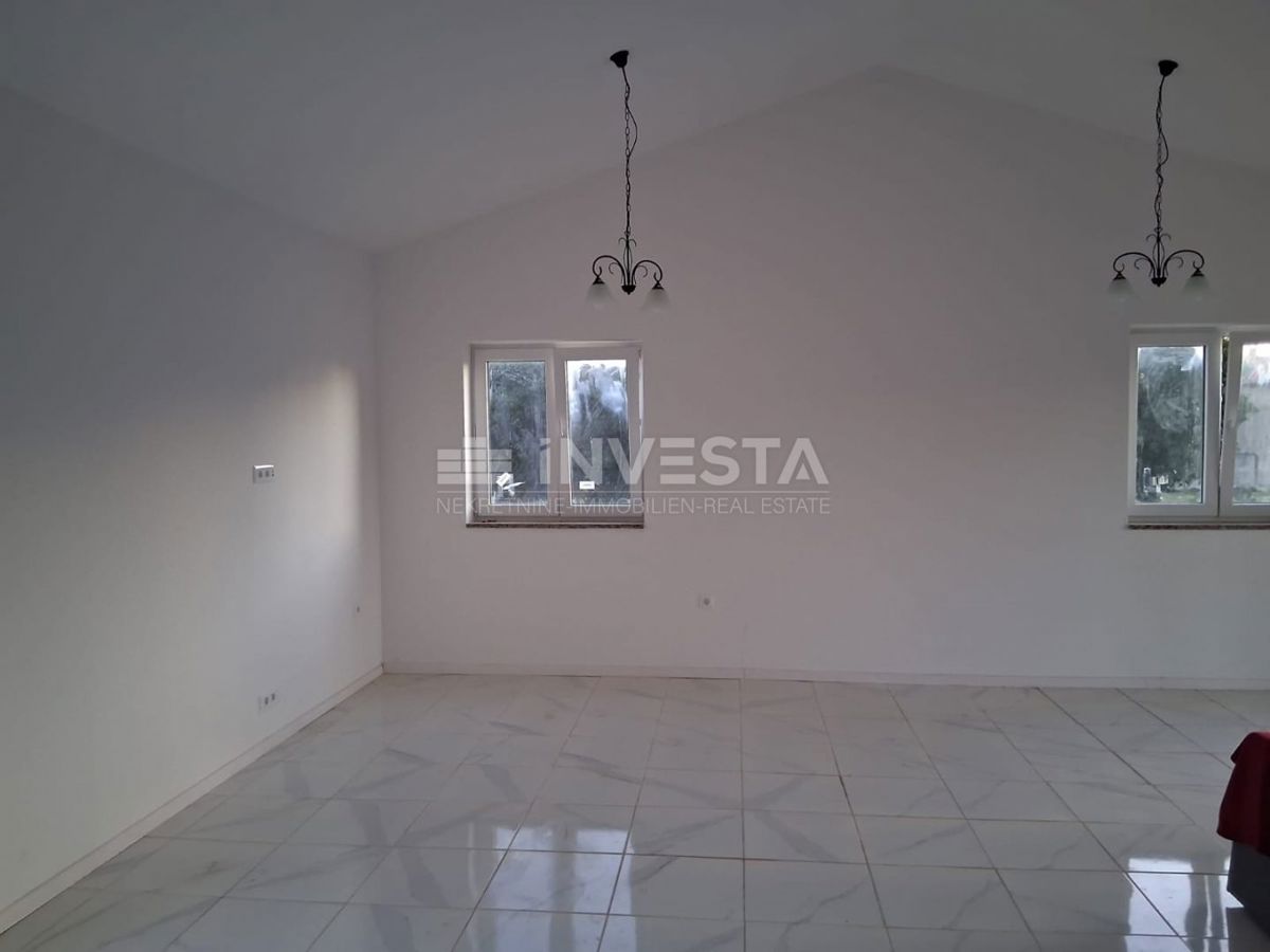 Okolica Vodnjana, enonadstropna hiša s bazenom