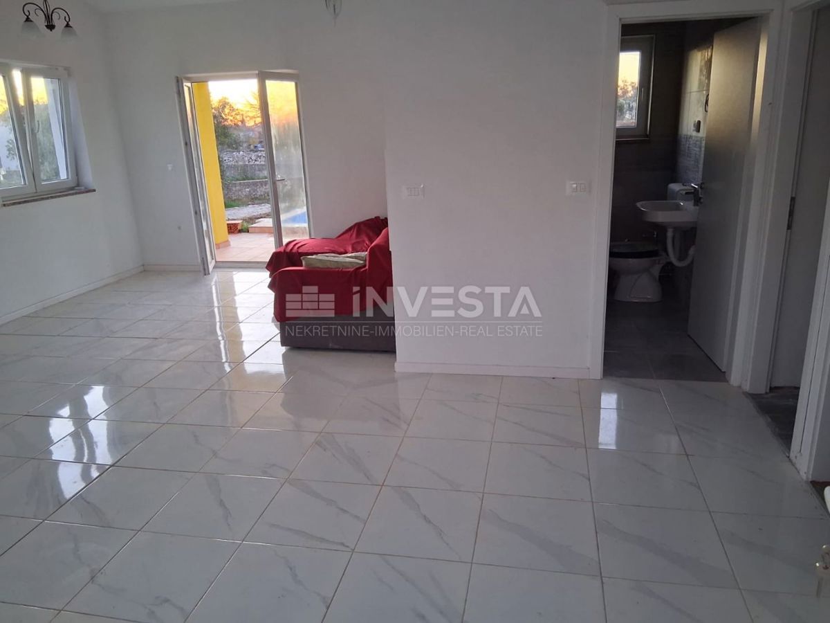 Okolica Vodnjana, enonadstropna hiša s bazenom