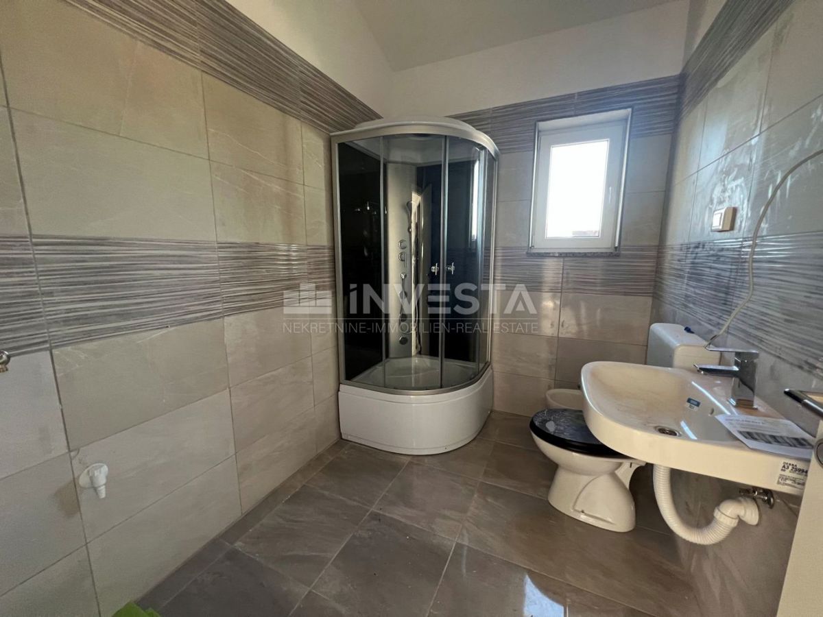 Okolica Vodnjana, enonadstropna hiša s bazenom