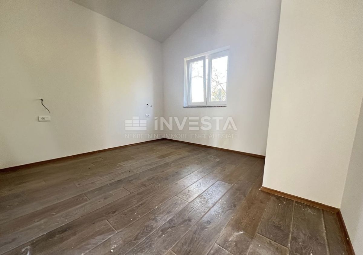 Okolica Vodnjana, enonadstropna hiša s bazenom