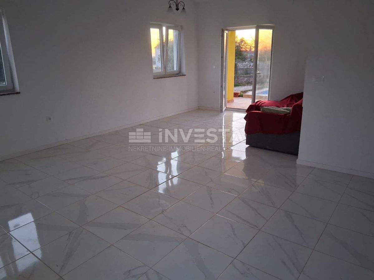 Okolica Vodnjana, enonadstropna hiša s bazenom