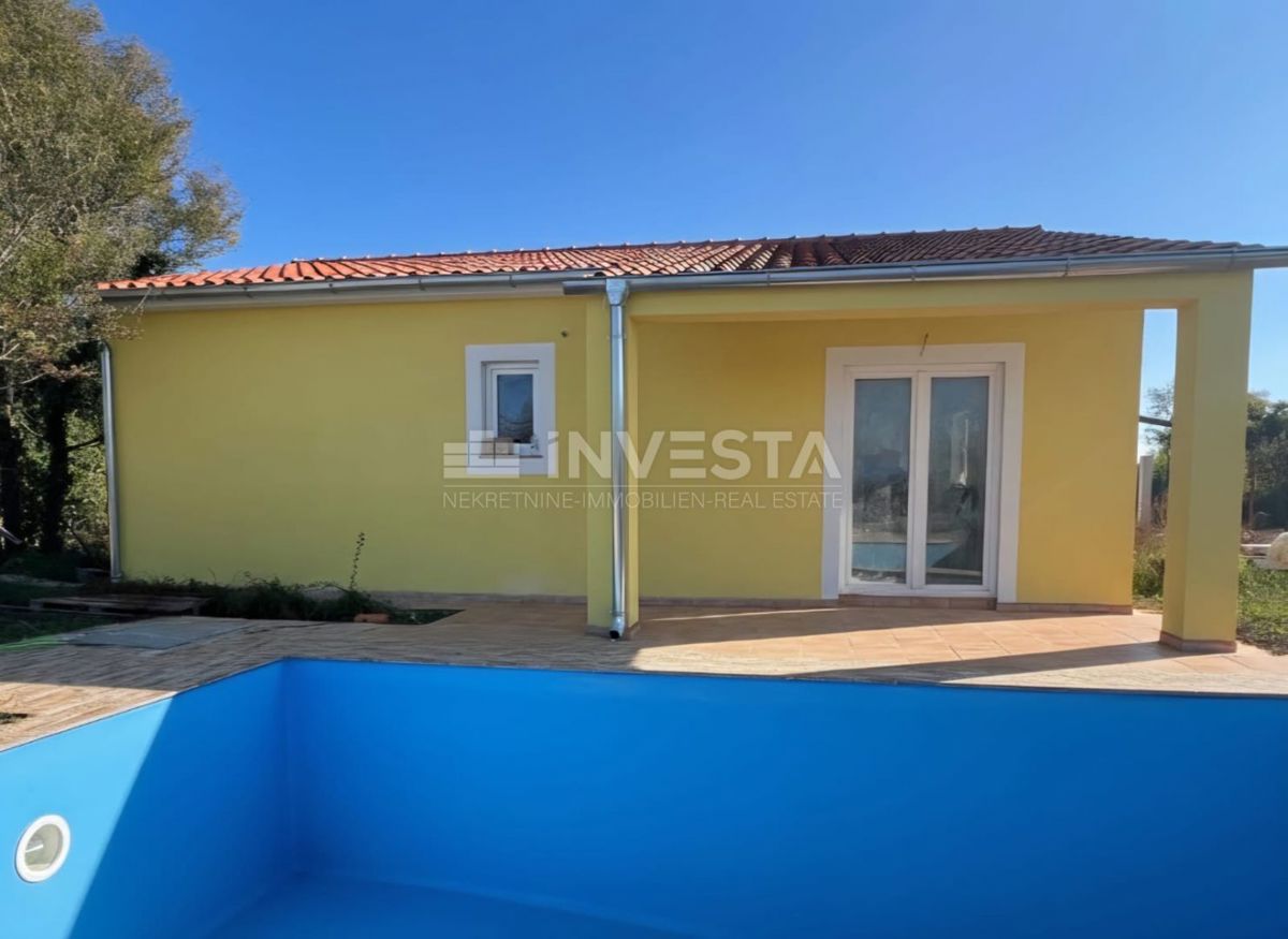 Okolica Vodnjana, enonadstropna hiša s bazenom