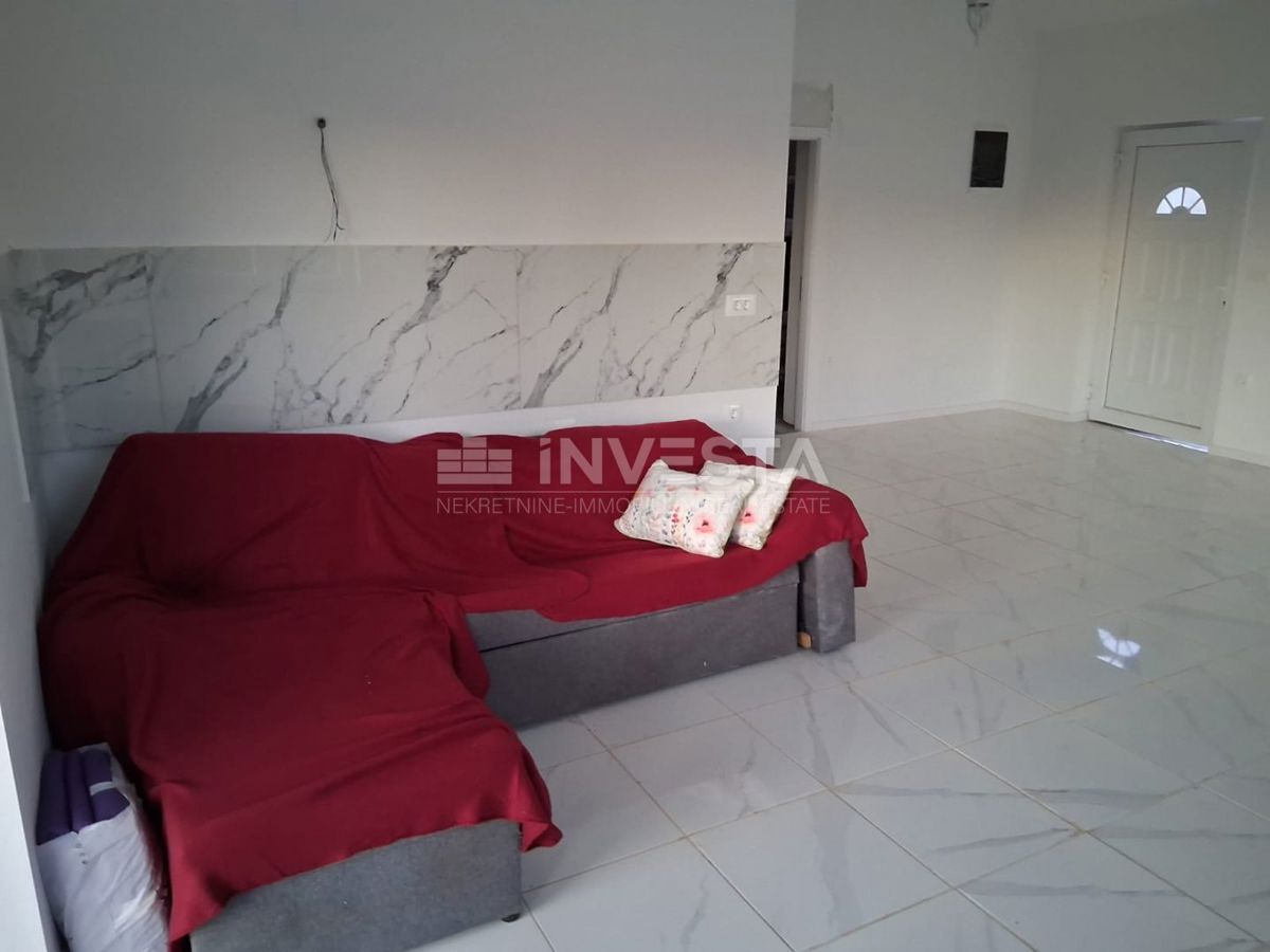 Okolica Vodnjana, enonadstropna hiša s bazenom