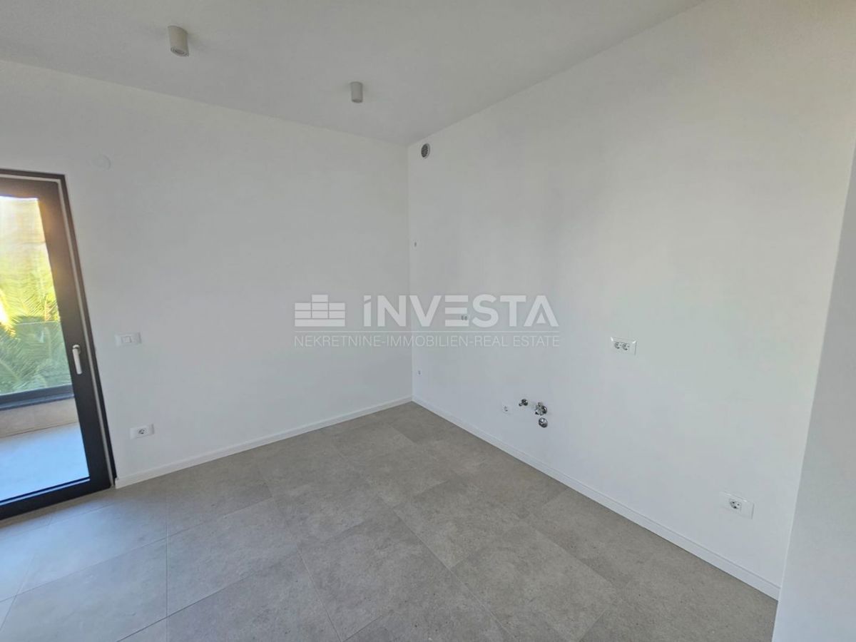 Medulin, Premantura, sodoben nov stan, terasa, parkirišče