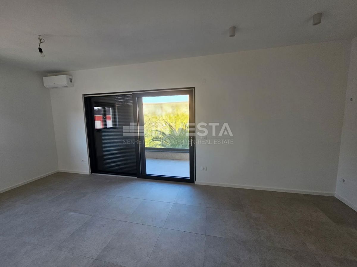 Medulin, Premantura, sodoben nov stan, terasa, parkirišče