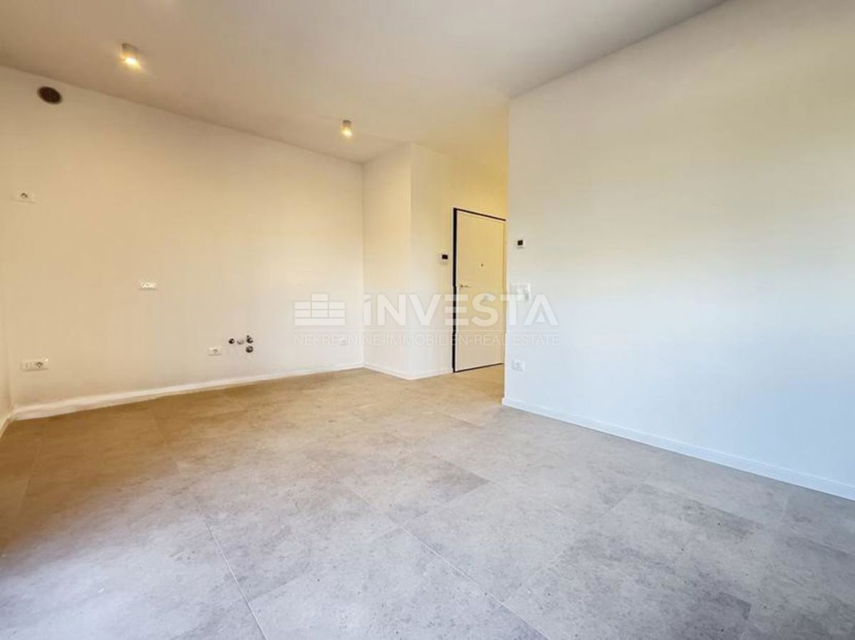 Medulin, Premantura, sodoben nov stan, terasa, parkirišče