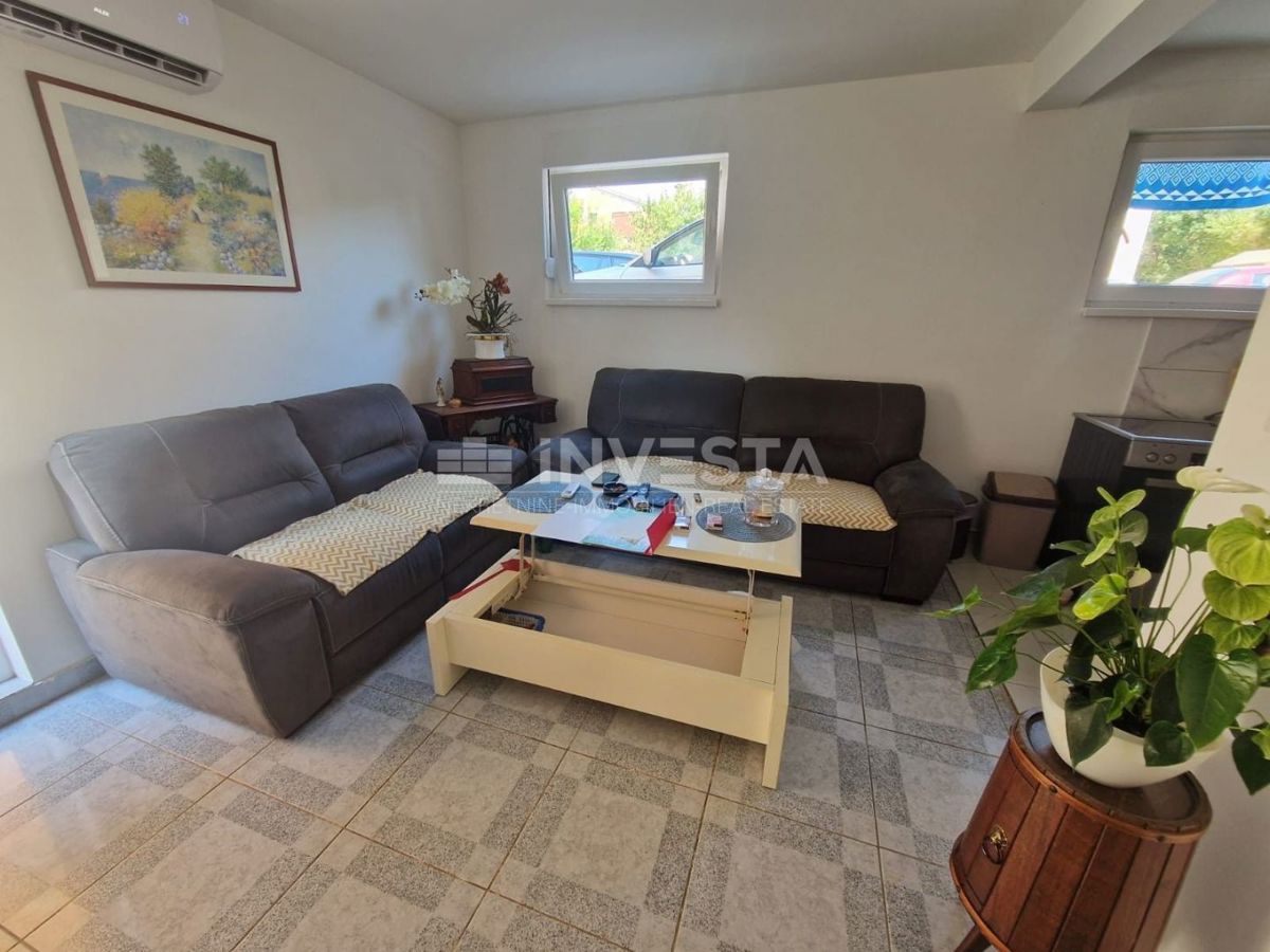 Hrvaška, Istra, Pula, Jadreški - konoba, predelana v dvosobno stanovanje 64 m² v kleti z veliko teraso