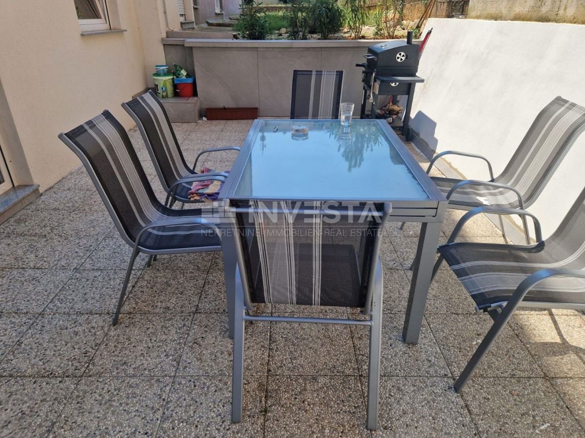 Hrvaška, Istra, Pula, Jadreški - konoba, predelana v dvosobno stanovanje 64 m² v kleti z veliko teraso