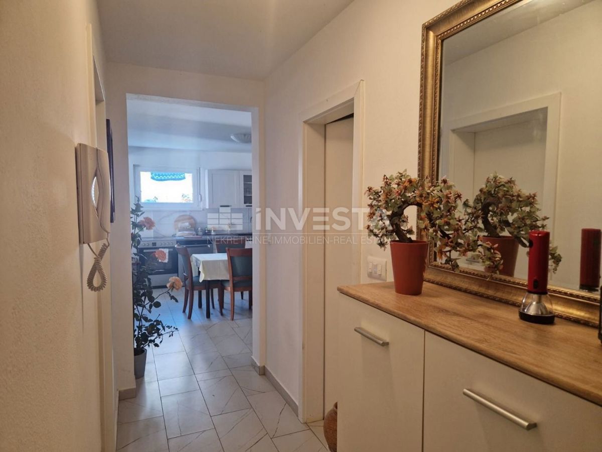 Hrvaška, Istra, Pula, Jadreški - konoba, predelana v dvosobno stanovanje 64 m² v kleti z veliko teraso