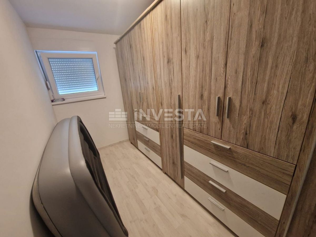 Hrvaška, Istra, Pula, Jadreški - konoba, predelana v dvosobno stanovanje 64 m² v kleti z veliko teraso