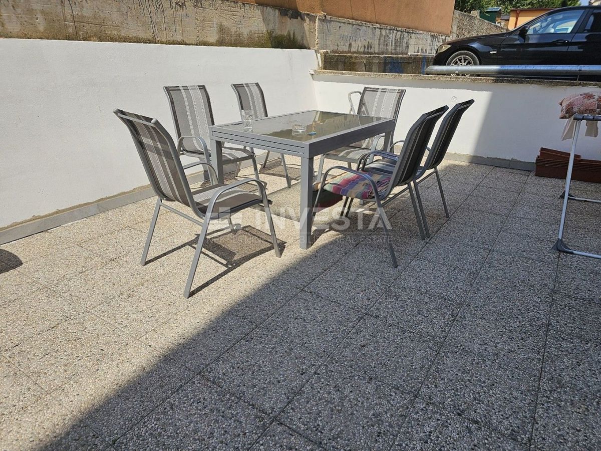 Hrvaška, Istra, Pula, Jadreški - konoba, predelana v dvosobno stanovanje 64 m² v kleti z veliko teraso
