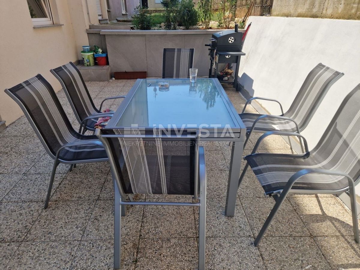 Hrvaška, Istra, Pula, Jadreški - konoba, predelana v dvosobno stanovanje 64 m² v kleti z veliko teraso