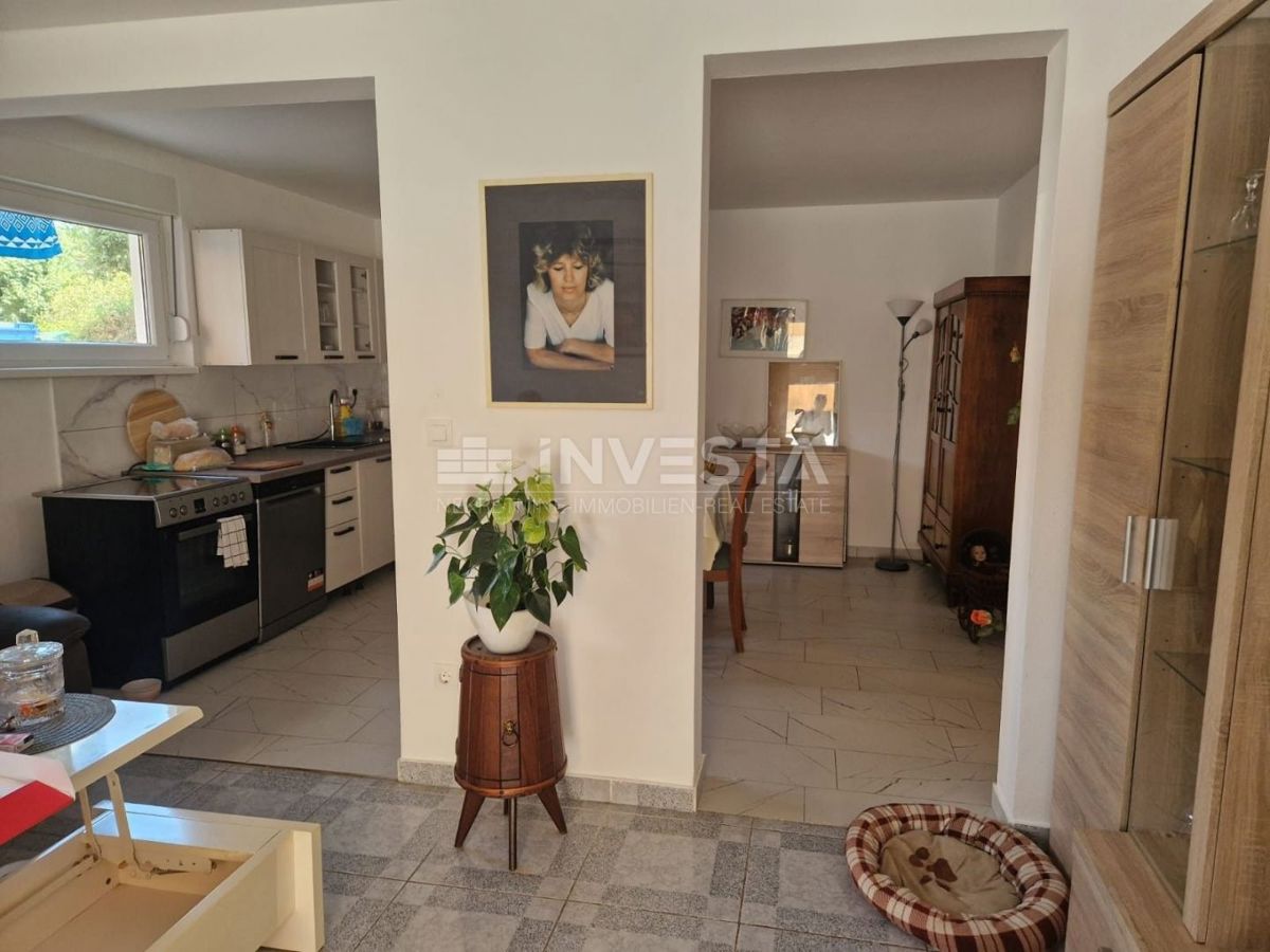 Hrvaška, Istra, Pula, Jadreški - konoba, predelana v dvosobno stanovanje 64 m² v kleti z veliko teraso