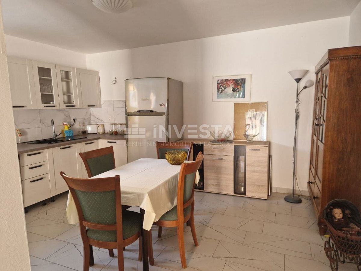 Hrvaška, Istra, Pula, Jadreški - konoba, predelana v dvosobno stanovanje 64 m² v kleti z veliko teraso