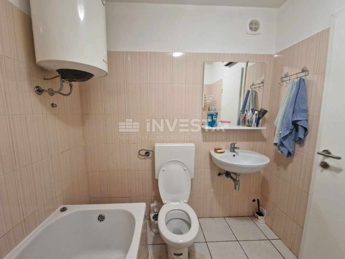 Hrvaška, Istra, Pula, Jadreški - konoba, predelana v dvosobno stanovanje 64 m² v kleti z veliko teraso