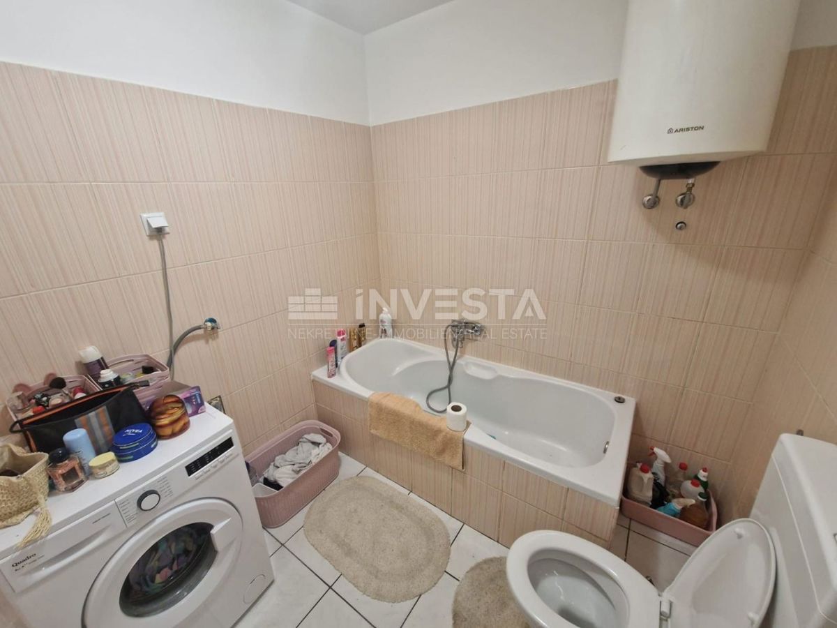 Hrvaška, Istra, Pula, Jadreški - konoba, predelana v dvosobno stanovanje 64 m² v kleti z veliko teraso
