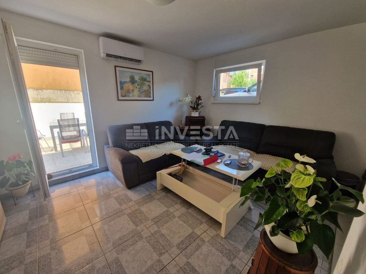 Hrvaška, Istra, Pula, Jadreški - konoba, predelana v dvosobno stanovanje 64 m² v kleti z veliko teraso