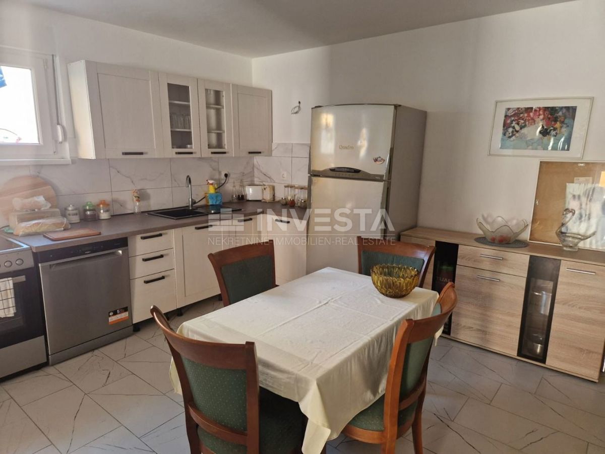 Hrvaška, Istra, Pula, Jadreški - konoba, predelana v dvosobno stanovanje 64 m² v kleti z veliko teraso