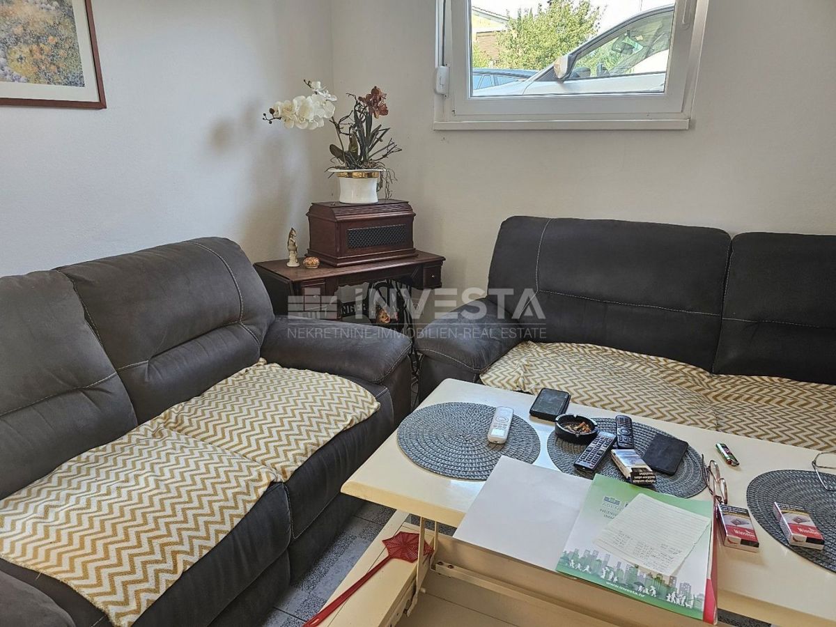 Hrvaška, Istra, Pula, Jadreški - konoba, predelana v dvosobno stanovanje 64 m² v kleti z veliko teraso