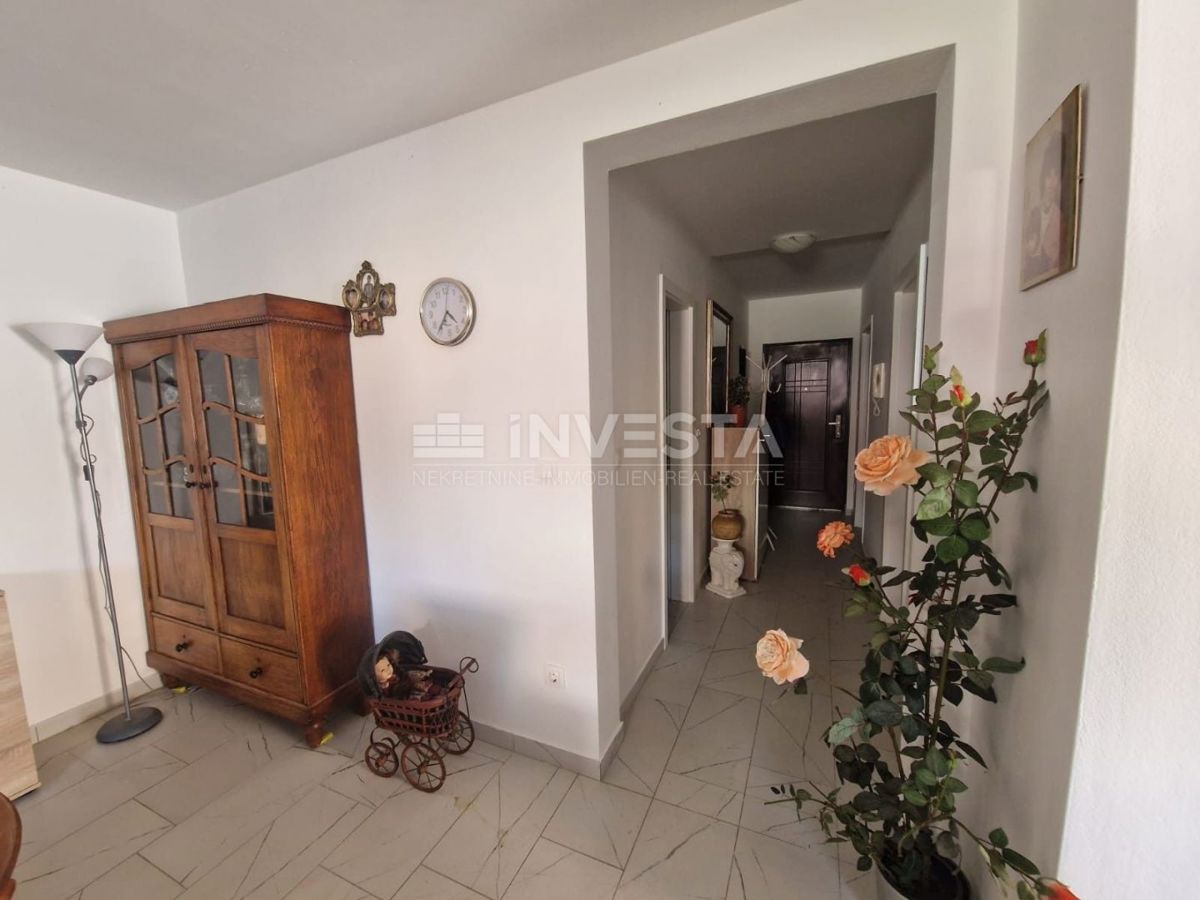 Hrvaška, Istra, Pula, Jadreški - konoba, predelana v dvosobno stanovanje 64 m² v kleti z veliko teraso