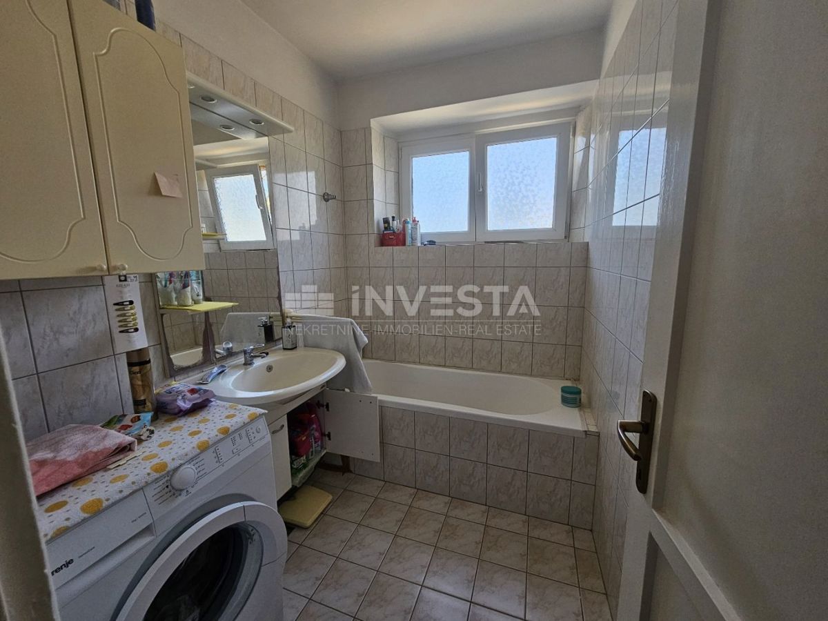 Hrvaška, Istra, center Pule - sončno stanovanje 58m² z veliko ložo