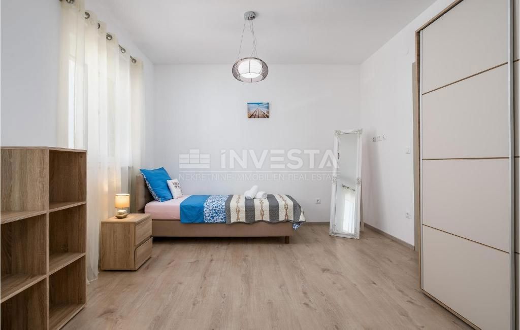 Hrvaška, Istra, Fažana, prostorna vila blizu morja s 3 stanovanji, pomožnim objektom, bazenom