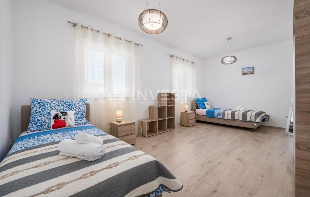 Hrvaška, Istra, Fažana, prostorna vila blizu morja s 3 stanovanji, pomožnim objektom, bazenom