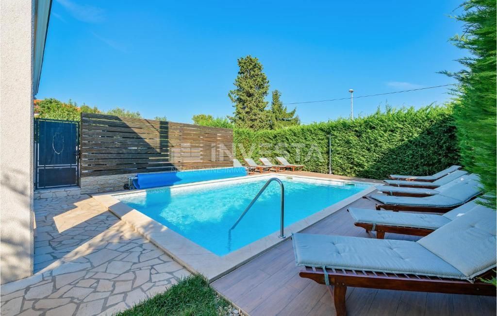 Hrvaška, Istra, Fažana, prostorna vila blizu morja s 3 stanovanji, pomožnim objektom, bazenom