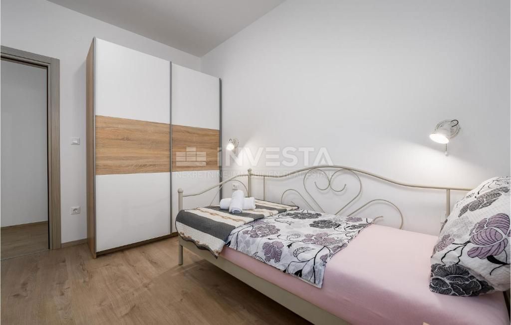 Hrvaška, Istra, Fažana, prostorna vila blizu morja s 3 stanovanji, pomožnim objektom, bazenom