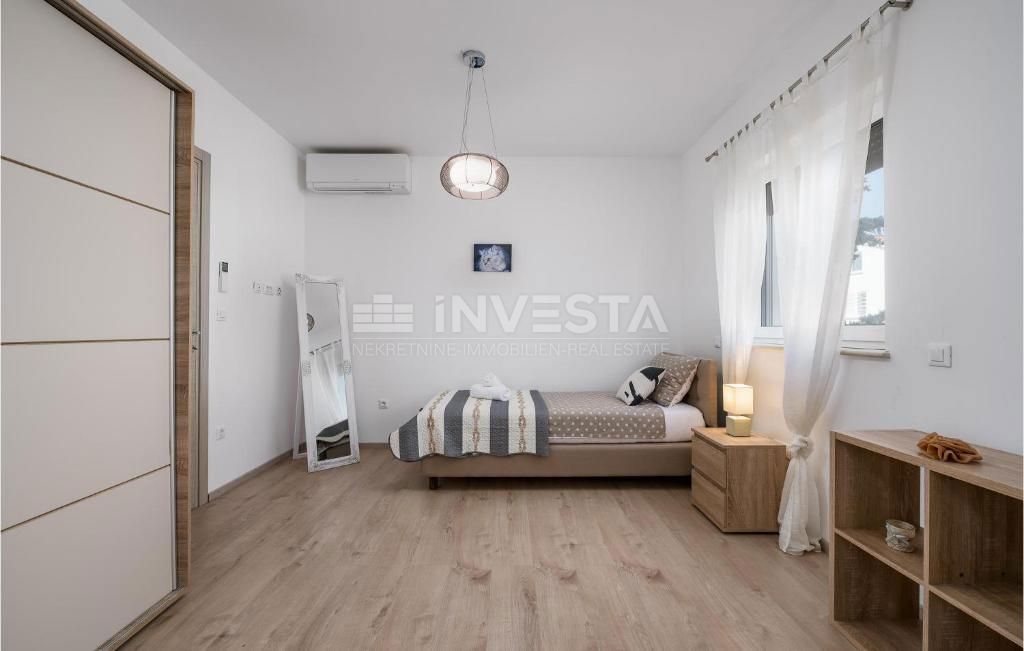Hrvaška, Istra, Fažana, prostorna vila blizu morja s 3 stanovanji, pomožnim objektom, bazenom